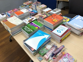 メンバーが通う学校で集めた参考書や児童書（提供）