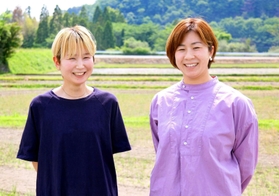 安場智さん（左）と真理子さん姉妹＝三田市