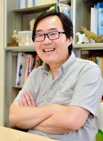 丹波竜発見１０年の節目に神戸新聞社のインタビューに応じる三枝春生さん（２０１６年８月）