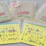 生徒手作りのコースターにメッセージカードが添えられている＝三田市川除