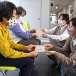 生徒からコースターを受け取るデイサービス利用者＝三田市川除