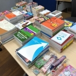 メンバーが通う学校で集めた参考書や児童書（提供）