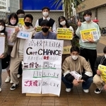 三宮の街頭で支援金を募った（提供）