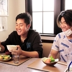 練習終わりに食事をする兵庫ブレイバーズの選手＝三田市相生町