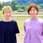 安場智さん（左）と真理子さん姉妹＝三田市