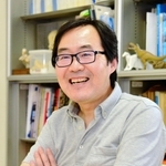 丹波竜発見１０年の節目に神戸新聞社のインタビューに応じる三枝春生さん（２０１６年８月）