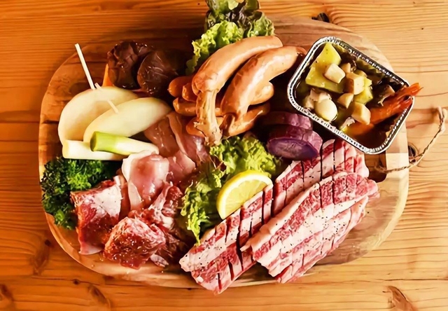 無農薬野菜や三田牛のバーベキュー食材。サラダとご飯も付く＝三田市末
