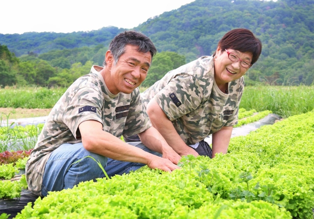 自然農法に取り組む藤原明さん、龍子さん夫妻＝三田市末
