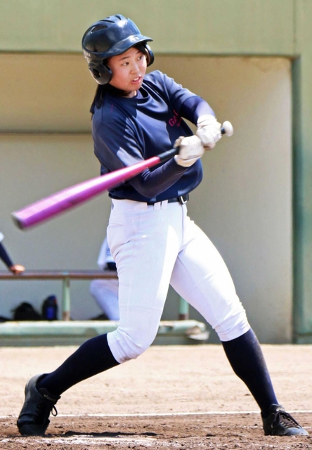 鋭いスイングをみせる藤本さん＝駒ケ谷運動公園野球場