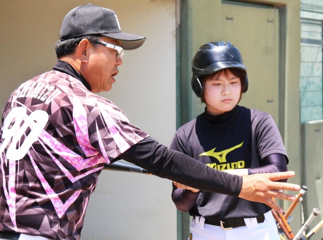 大学生にアドバイスする清水徹郎監督＝駒ケ谷運動公園野球場