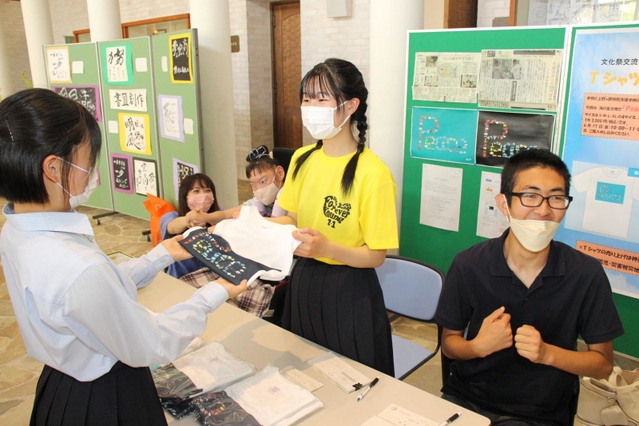 Ｔシャツを販売する三田祥雲館高校と上野ケ原特別支援学校の生徒＝三田市学園１