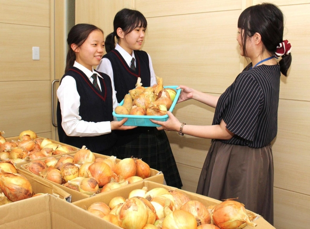 市の職員に野菜を渡した＝三田市三輪２