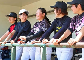 ベンチで並んで談笑＝駒ケ谷運動公園野球場