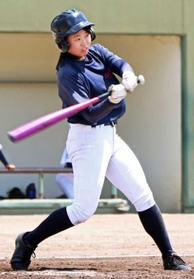 鋭いスイングをみせる藤本さん＝駒ケ谷運動公園野球場