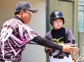 大学生にアドバイスする清水徹郎監督＝駒ケ谷運動公園野球場