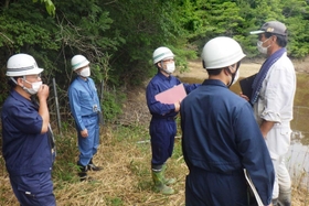 ため池を見回る県職員ら＝三田市加茂（提供）