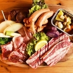 無農薬野菜や三田牛のバーベキュー食材。サラダとご飯も付く＝三田市末