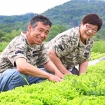 自然農法に取り組む藤原明さん、龍子さん夫妻＝三田市末