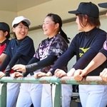 ベンチで並んで談笑＝駒ケ谷運動公園野球場