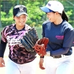 タッチする藤本莉央さん（右）と神戸サンダースの前川陽優果さん＝駒ケ谷運動公園野球場