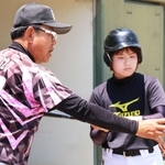 大学生にアドバイスする清水徹郎監督＝駒ケ谷運動公園野球場