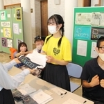 Ｔシャツを販売する三田祥雲館高校と上野ケ原特別支援学校の生徒＝三田市学園１