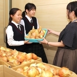 市の職員に野菜を渡した＝三田市三輪２