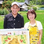 坊ケ内秀子さん（右）と夫の一成さん＝神戸市北区
