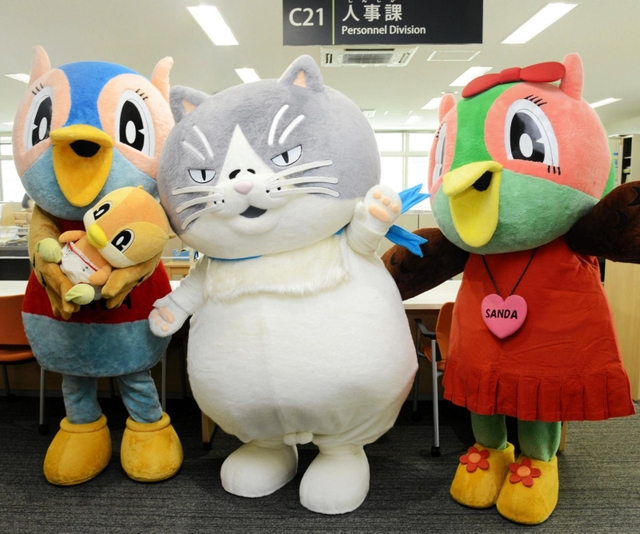 三田市のマスコットキャラクター「キッピー」一家と対面し、記念撮影するマル（中央）＝三田市役所