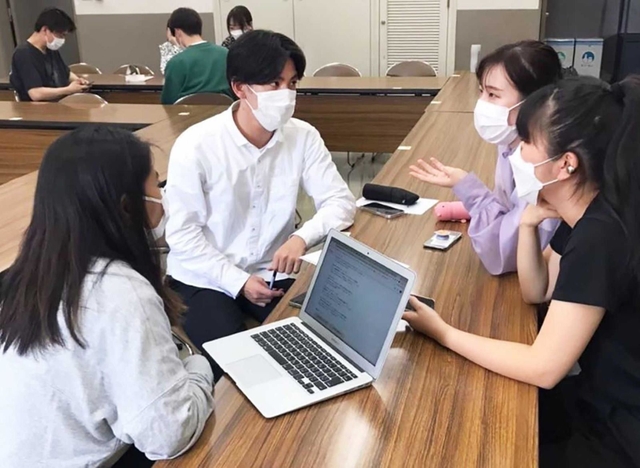 プロジェクトの会議を重ねる関西学院大学の学生（提供）