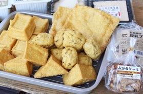 手寄せ豆腐や揚げ物、スイーツが自慢＝三田市大川瀬