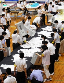 投票用紙を取り出す三田市職員ら＝１０日午後、三田市三輪（撮影・土井秀人）