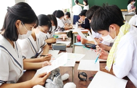 それぞれの持つ情報を共有し救助方法を考える生徒＝三田市狭間が丘１