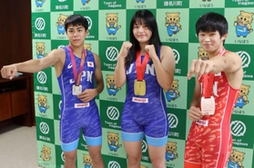 レスリングのアジア選手権でメダルを獲得した（左から）赤木烈王さん、池畑菜々さん、北村春斗さん＝猪名川町役場（提供）