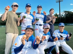 地元野菜をＰＲする関西学院大学生と兵庫ブレイバーズの選手（提供）