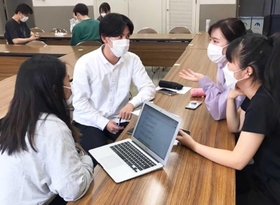 プロジェクトの会議を重ねる関西学院大学の学生（提供）
