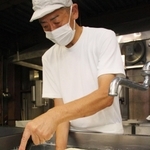 厚揚げにする豆腐を切り分けていく＝三田市大川瀬