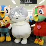 三田市のマスコットキャラクター「キッピー」一家と対面し、記念撮影するマル（中央）＝三田市役所