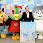 森哲男市長（中央）、キッピー一家と記念撮影をするマル（右）＝三田市役所