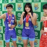 レスリングのアジア選手権でメダルを獲得した（左から）赤木烈王さん、池畑菜々さん、北村春斗さん＝猪名川町役場（提供）
