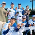 地元野菜をＰＲする関西学院大学生と兵庫ブレイバーズの選手（提供）
