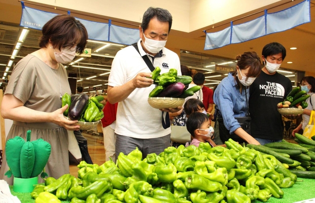 工夫を凝らし、籠に野菜を盛る客＝三田市弥生が丘１