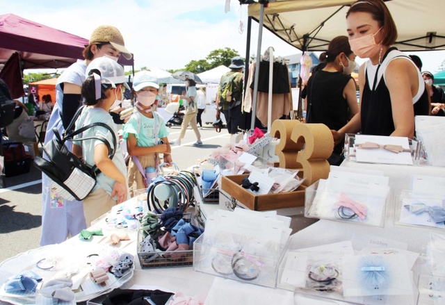 手作りのアクセサリーが並ぶ出店＝三田市学園４