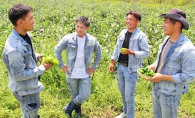 篤農家の（右から）佐々木成道さん、下浦篤さん、山元未希也さん、田中一平さん＝三田市下相野