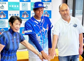 会見に臨んだ（右から）兵庫ブレイバーズの川崎大介代表、久保康友投手、富良野ブルーリッジの篠田信子代表＝北海道富良野市（提供）