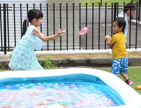 後ろから「すきあり！」＝三田市弥生が丘１
