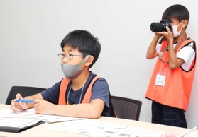 メモを取りながら質問する姿は本物の記者顔負け＝三田市役所