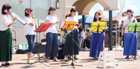 ステージ演奏を聞きながら食事が楽しめる＝三田市学園４