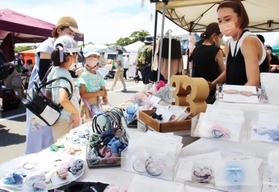 手作りのアクセサリーが並ぶ出店＝三田市学園４