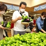 工夫を凝らし、籠に野菜を盛る客＝三田市弥生が丘１